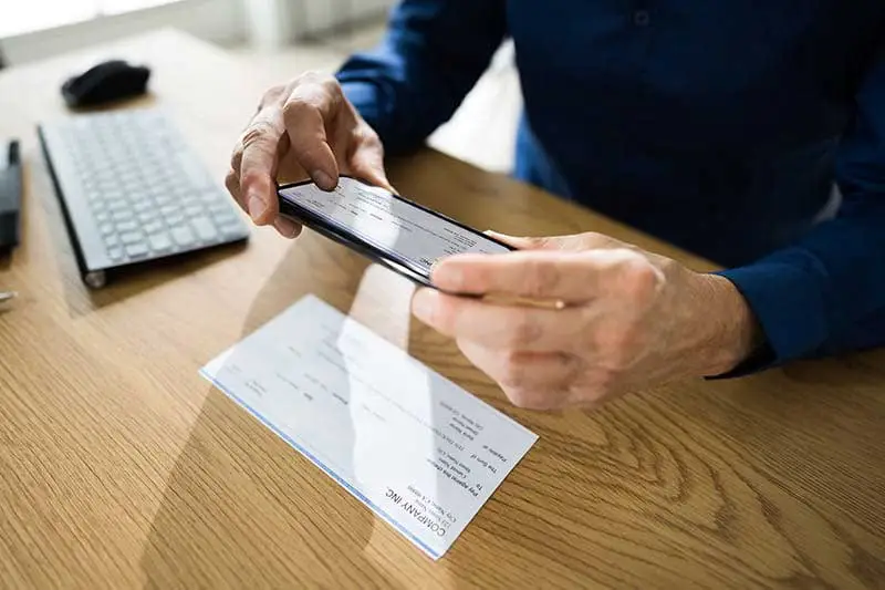 mobile-banking-check-deposit